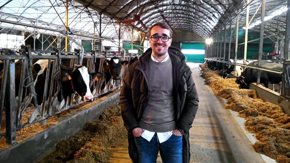 Hugo, na gandería SAT As Pandas de Vilalba, unha das explotacións nas que traballou durante a súa etapa de veterinario