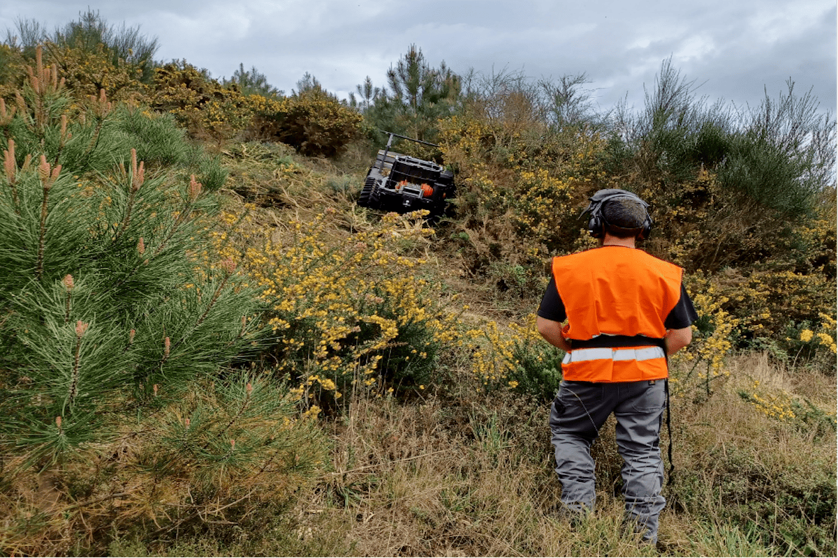 Figura 4. Circulación de RoboFIFTI en oblicuo, que permite cambios de liña de roza. A notar a matogueira de maior desenvolvemento en zonas que non puideron rozarse previamente con tractores