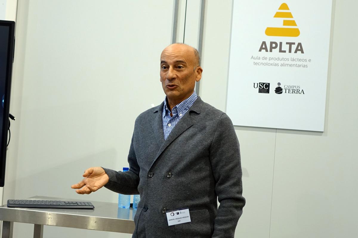 Manuel Vázquez, explicando las investigaciones de su departamento en unas jornadas sobre subproductos de la industria alimentaria organizadas por el Aula de Productos Lácteos y Tecnologías Alimentarias