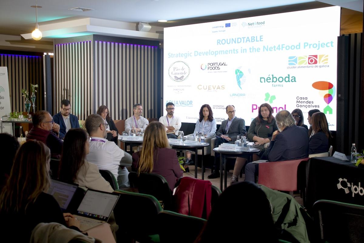 Mesa redonda entre las diferentes entidades que formaron parte del proyecto