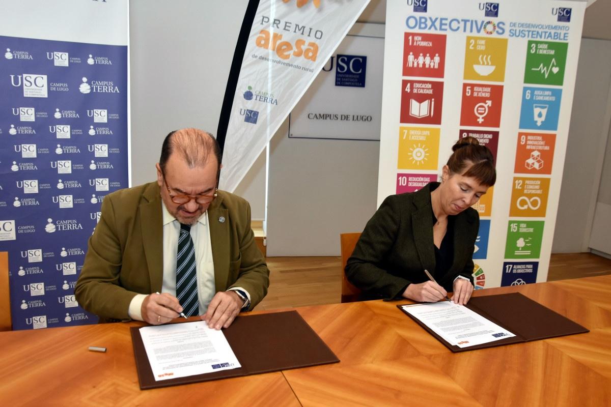 Momento da firma do convenio de colaboración entre Carlota López Pardo (Aresa) e Antonio López (USC)
